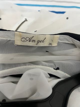 Blusa blanca semitransparente con puntos negros