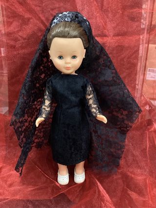 Nancy Vestido Negro con Mantilla