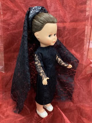 Nancy Vestido Negro con Mantilla