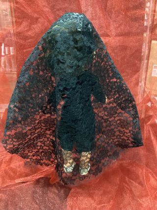 Nancy Vestido Negro con Mantilla