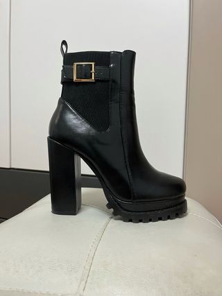 Botas de tacón negras con hebilla