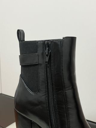 Botas de tacón negras con hebilla