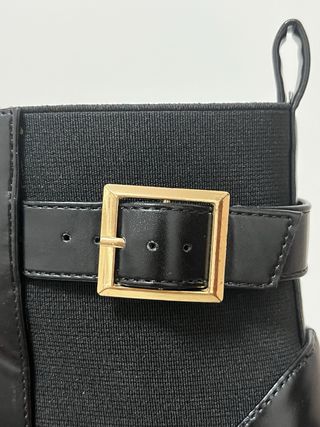 Botas de tacón negras con hebilla