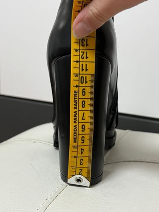 Botas de tacón negras con hebilla