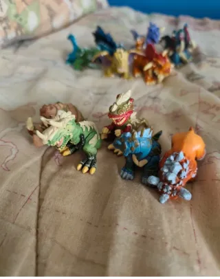 Lotto Dinofroz con 14 personaggi