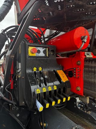 Renault Kerax 260 Basculante + Palfinger 15500