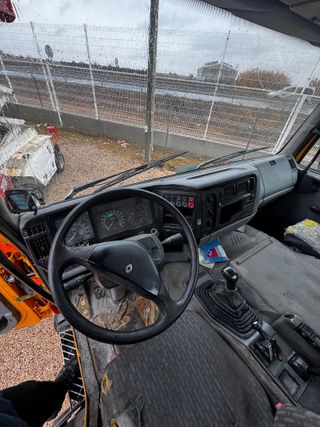 Renault Kerax 260 Basculante + Palfinger 15500