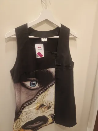 Blusa con estampado de ojo y boca