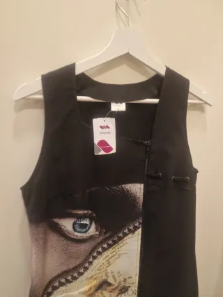 Blusa con estampado de ojo y boca