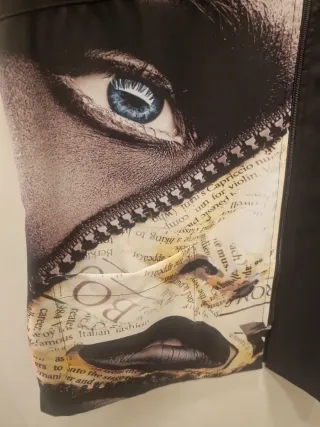 Blusa con estampado de ojo y boca