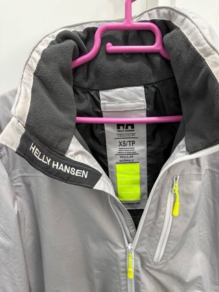 Chaqueta Helly Hansen Gris con gorro y forro polar