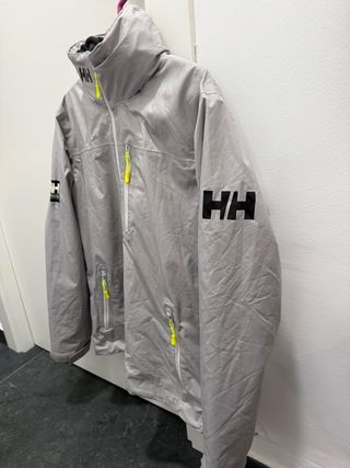 Chaqueta Helly Hansen Gris con gorro y forro polar