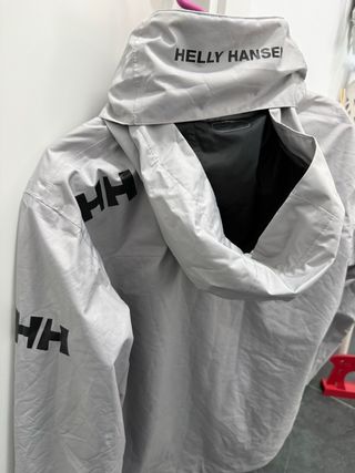 Chaqueta Helly Hansen Gris con gorro y forro polar