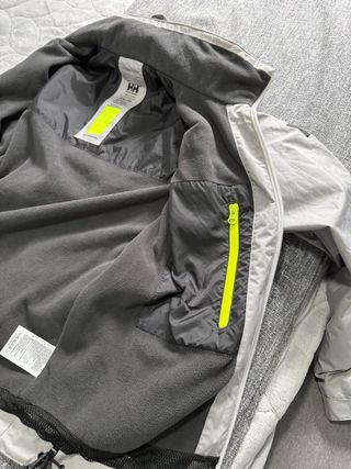 Chaqueta Helly Hansen Gris con gorro y forro polar