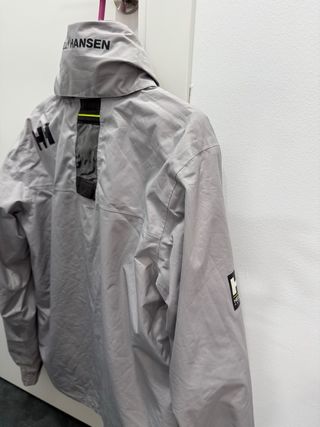 Chaqueta Helly Hansen Gris con gorro y forro polar