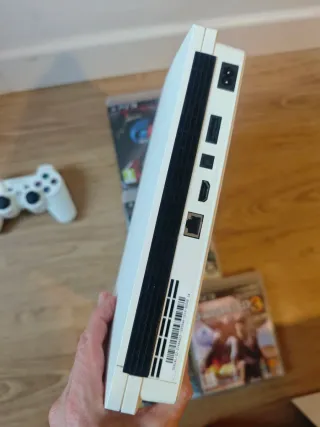 PS3 Slim Blanca + 4 Juegos