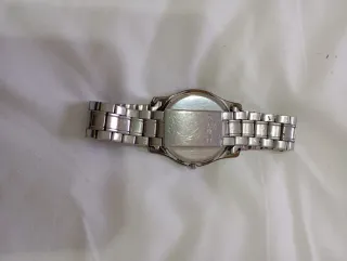 Reloj de pulsera dorado y plateado