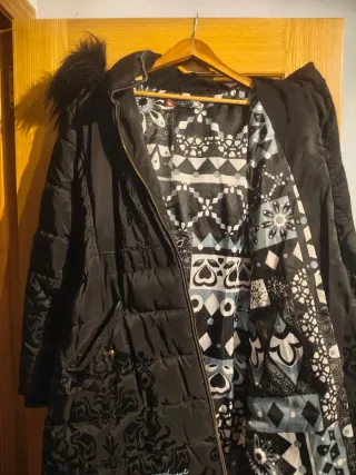 Abrigo Desigual largo negro con estampado