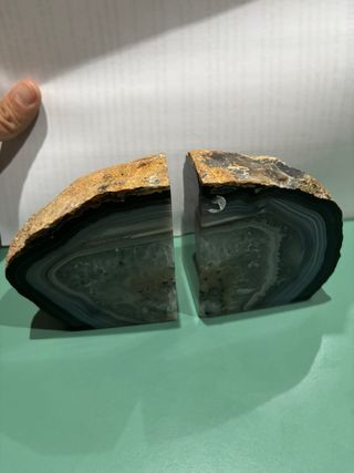 Ferma libri in Agata