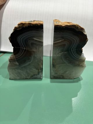 Ferma libri in Agata