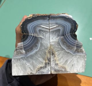 Ferma libri in Agata