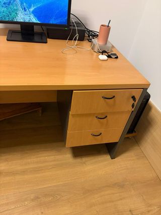 Escritorio de madera con cajones