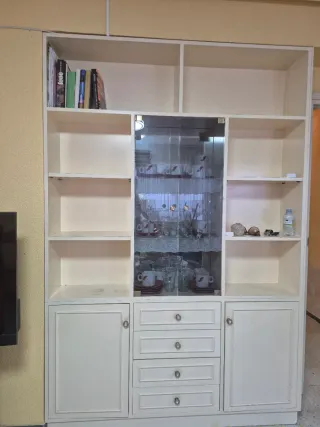 Mueble de salón blanco con vitrina