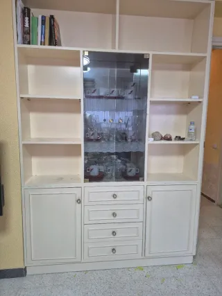 Mueble de salón blanco con vitrina