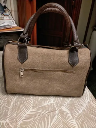 Bolso de mano con correa al hombro de corcho y pie