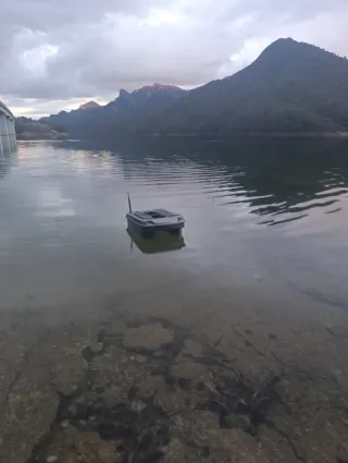 Barco cebador para pesca modelo Carp Madness X-Jet