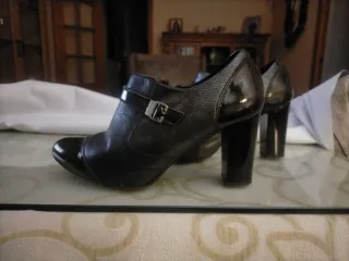 Zapatos de tacón negros para mujer