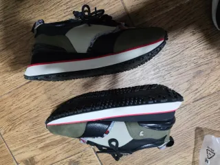 Zapatillas deportivas negras y multicolor