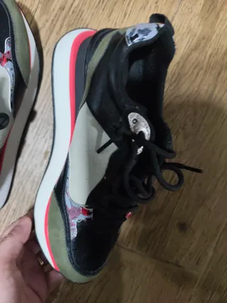 Zapatillas deportivas negras y multicolor