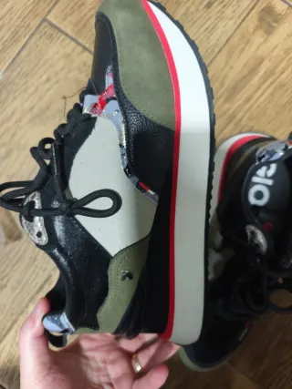 Zapatillas deportivas negras y multicolor