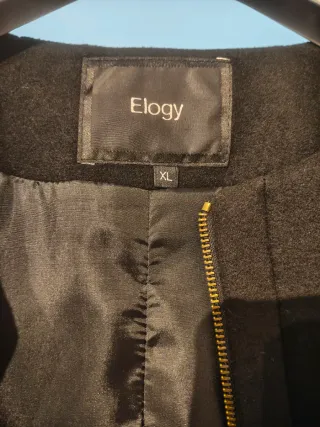 Abrigo de paño negro con cremallera