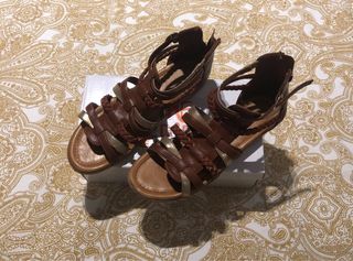 Sandalias niña marrón y dorado T36