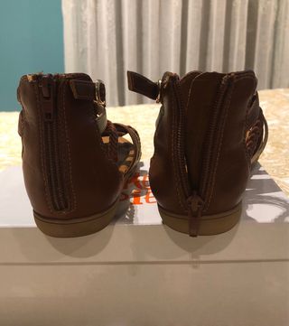 Sandalias niña marrón y dorado T36