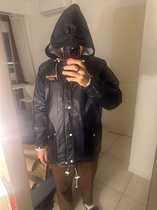 Chaqueta Reebok Negra con Logo Rojo