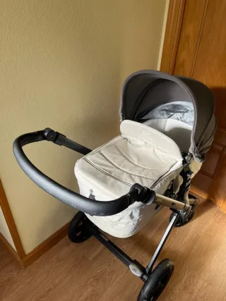 Carrito de bebe gris