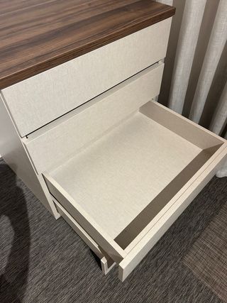 Cajonera de melanina tipo tela y madera nogal