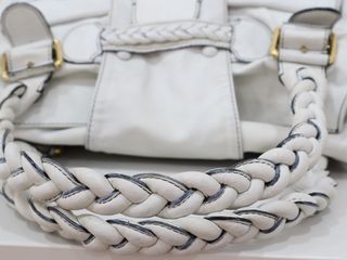 Bolso blanco de piel con trenzado