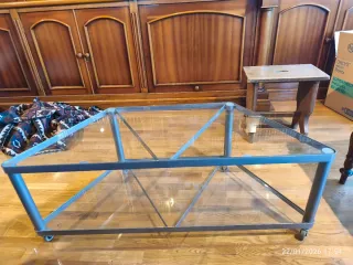 Mesa centro cristal y acero con ruedas