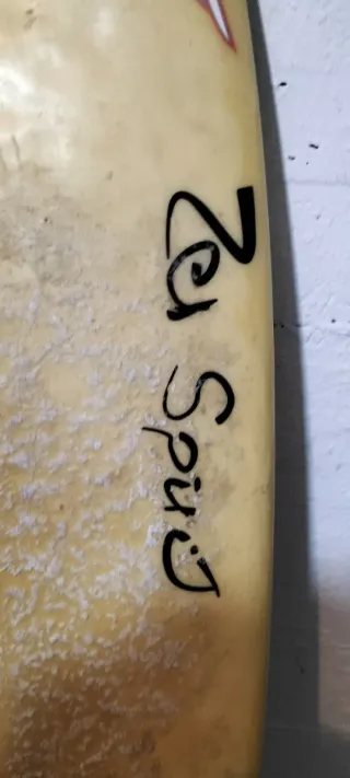 Tabla de surf antigua con firmas