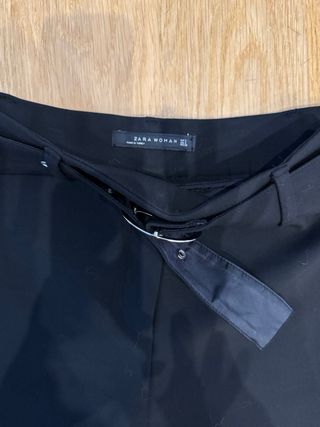 Pantalón corto negro con cinturón Talla S