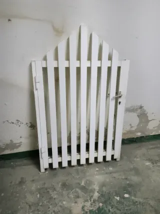 Puerta de jardín blanca