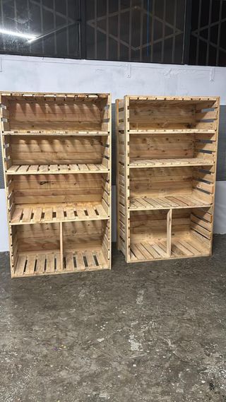 Estantería de madera rústica