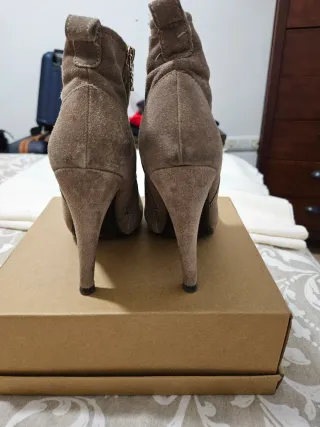 Botines XTI ante tacón alto beige