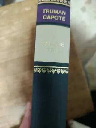 Libro de tapa dura a sangre fria