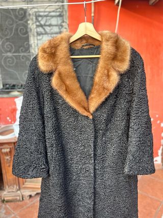 Pelliccia nera con collo marrone