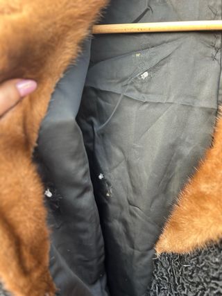 Pelliccia nera con collo marrone